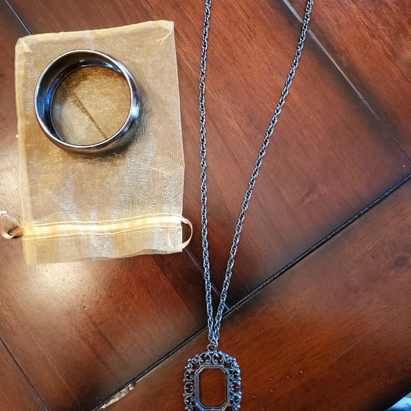 Gunmetal colored bangle and necklace - Picture 3 of 3